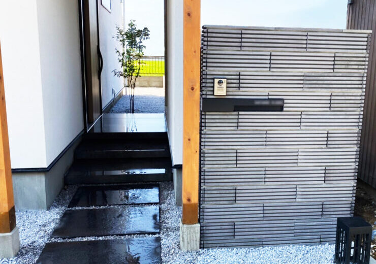 和の趣を引き立てる、黒石調アプローチの門まわり（ふじみ野市）