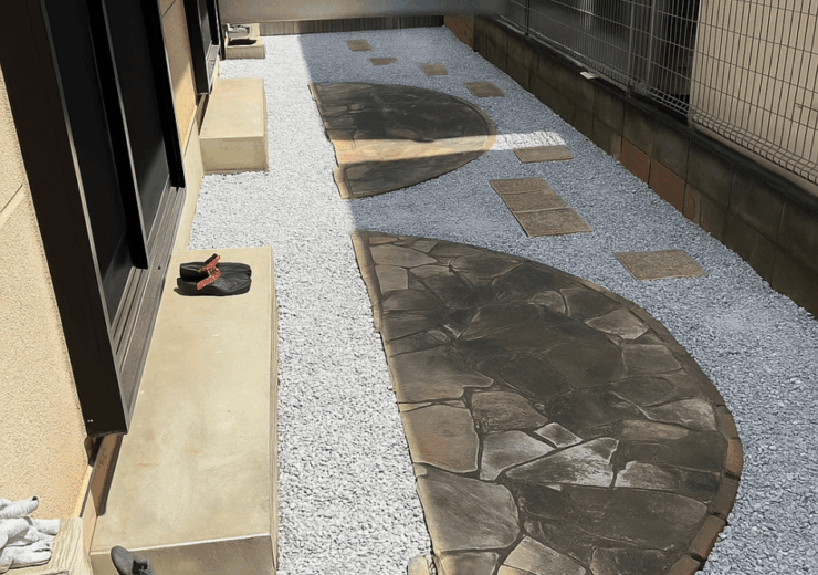 タイトル 草加市｜雑草対策の防草シートと物置移設で、見違えるほどスッキリ綺麗なお庭へ