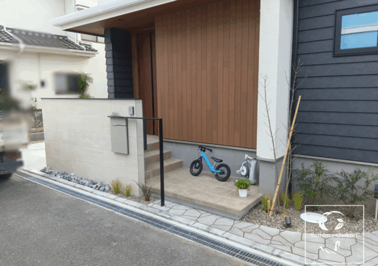 川越市｜子どもが裸足で遊べる人工芝の庭とナチュラルモダンな門まわりの施工事例