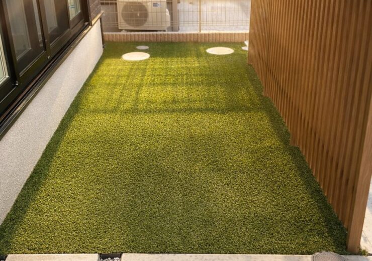 所沢市｜スタイリッシュなカーポートとこだわり木目調フェンスで叶えた、シンプルモダンな機能美の外構