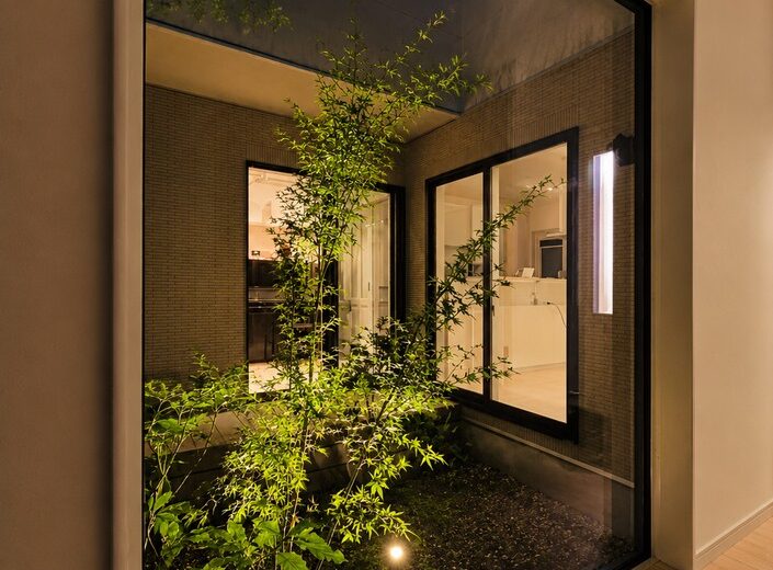 川越市｜中庭に土を残し、植栽を楽しめる余白をつくったモダン外構の施工事例