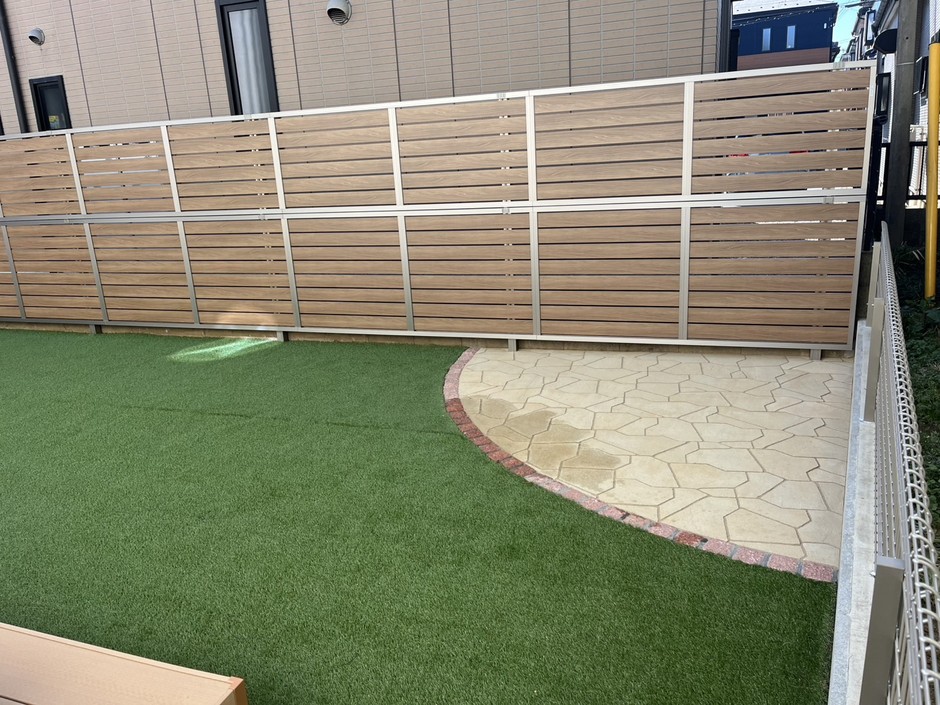 上尾市の外構施工事例｜木調目隠しフェンスの連続と