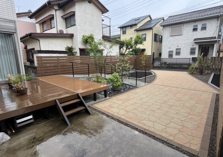 上尾市｜既存デッキを延長し、手すり付きスロープと乱形舗装でつないだ庭