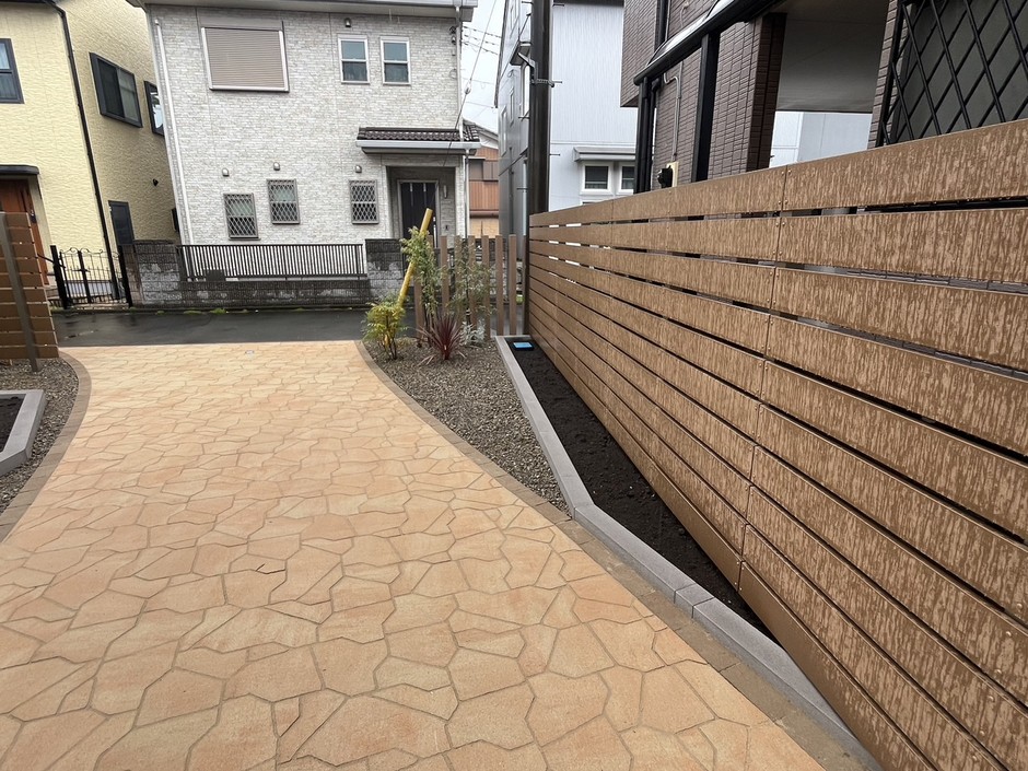 上尾市の外構施工事例｜乱形の床と木調フェンスの取り合いの寄り