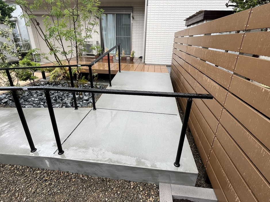 上尾市の外構施工事例｜スロープの刷毛引き土間と黒い手すりの寄り