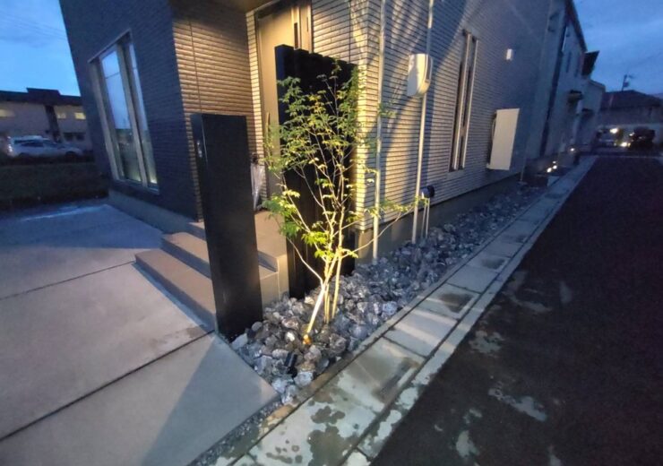 上尾市｜黒いアルミ角柱の列と、1灯の灯りで整えた角地の新築外構
