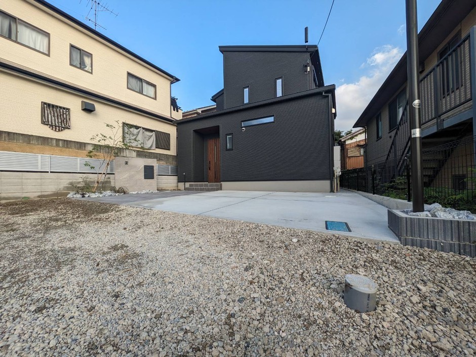 上尾市の外構施工事例｜駐車スペース側からの引きの全景