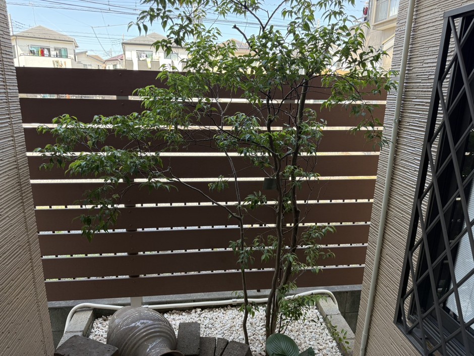上尾市の外構施工事例｜中庭のH2000目隠しフェンスと化粧砂利、残した株立ちの低木