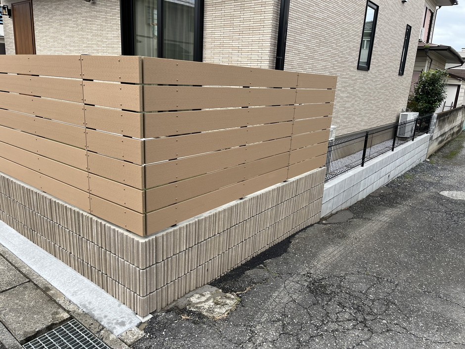 上尾市の外構施工事例｜木調横板フェンスとリブ意匠の化粧ブロック塀