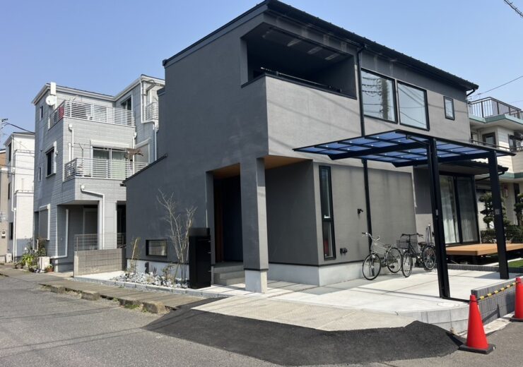 朝霞市｜黒のカーポートと木調フェンスで囲う、グレーのモダン外構