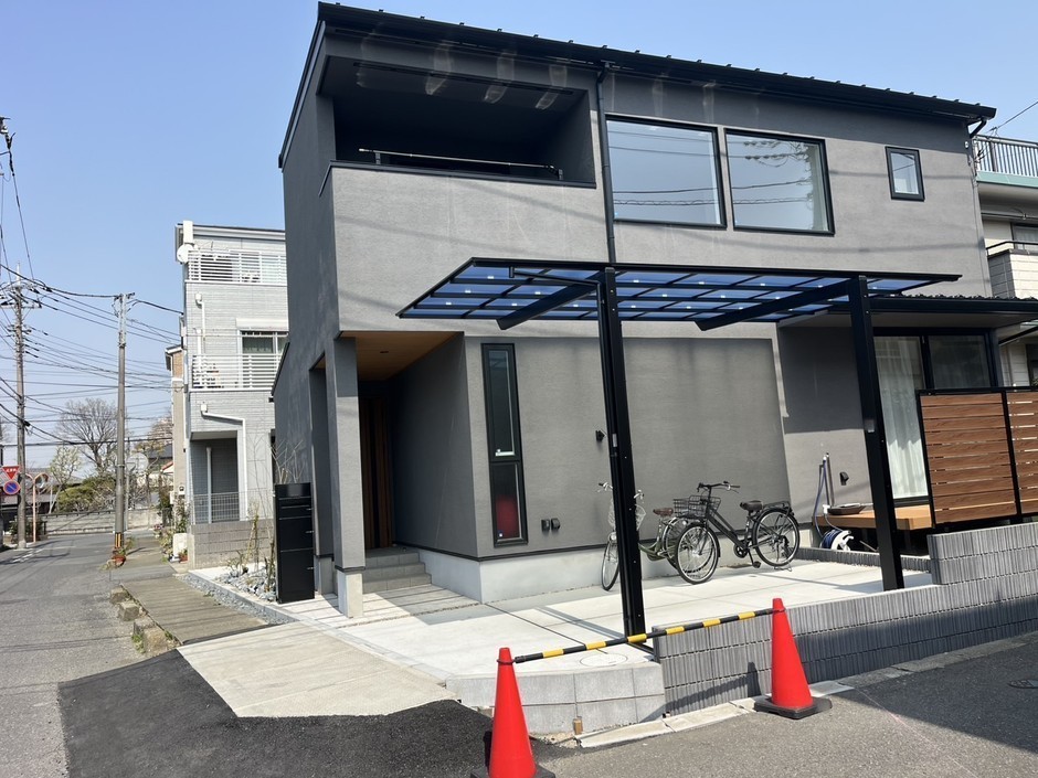 埼玉県朝霞市の施工事例｜黒のカーポートと木調フェンスで囲う、グレーの