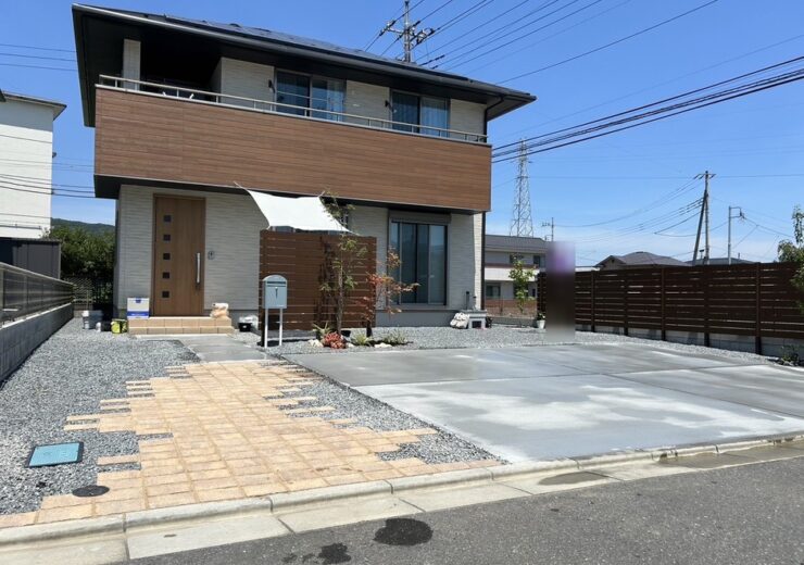 朝霞市｜既存砂利の敷地に将来のカーポート柱位置を仕込んだ土間と木調スクリーン