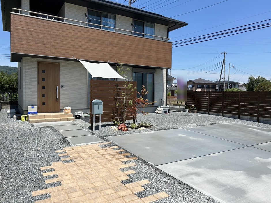 埼玉県朝霞市の施工事例｜斜めからの全景。ベージュ系インターロッキングと駐車場の土間コンクリート
