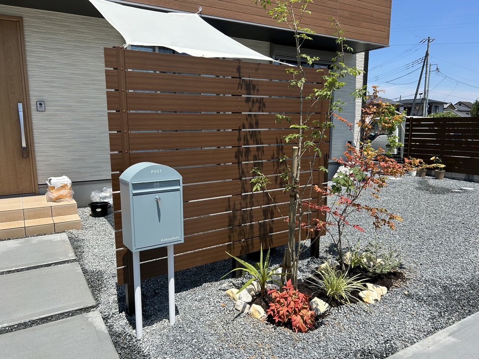 埼玉県朝霞市の施工事例｜門まわりの寄り。木調横格子のスクリーンと独立ポスト、植栽帯