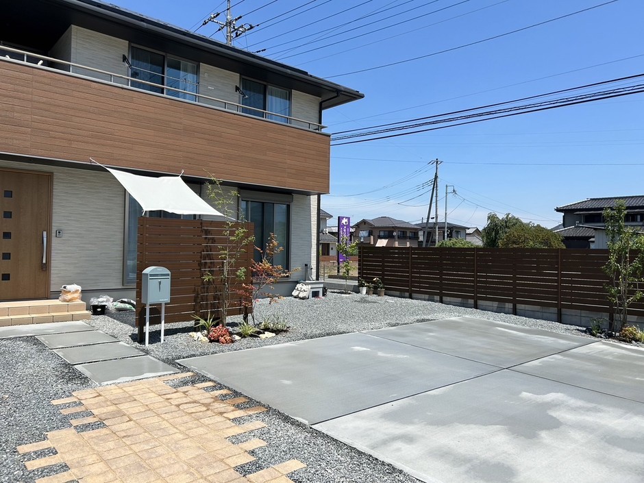 埼玉県朝霞市の施工事例｜玄関側から見た独立ポストと植栽帯、平板の飛び石