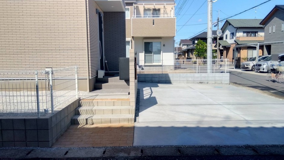 埼玉県朝霞市の施工事例｜白い外周とベージュの門壁が整える、広い土間コ