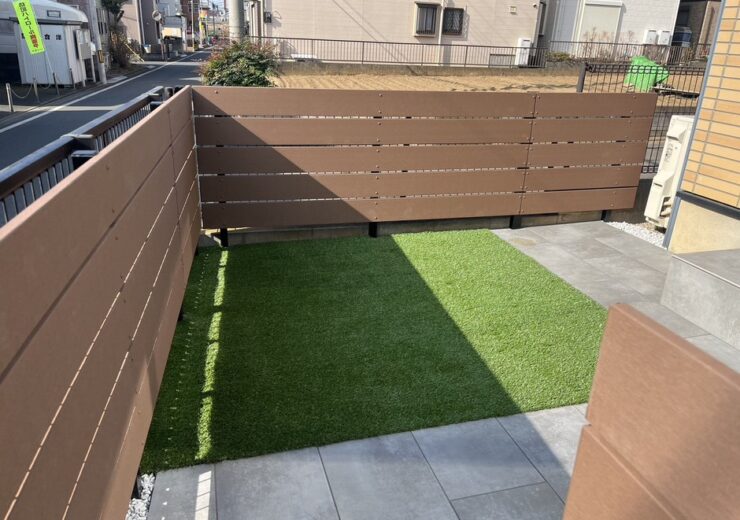 朝霞市｜道路側が下がる敷地で既存フェンスと高さを揃えたL型目隠しの庭