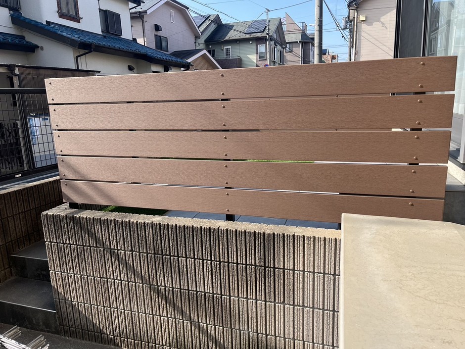 埼玉県朝霞市の施工事例｜道路側から見た外周。化粧ブロック塀の上に載る木調横板のフェンス