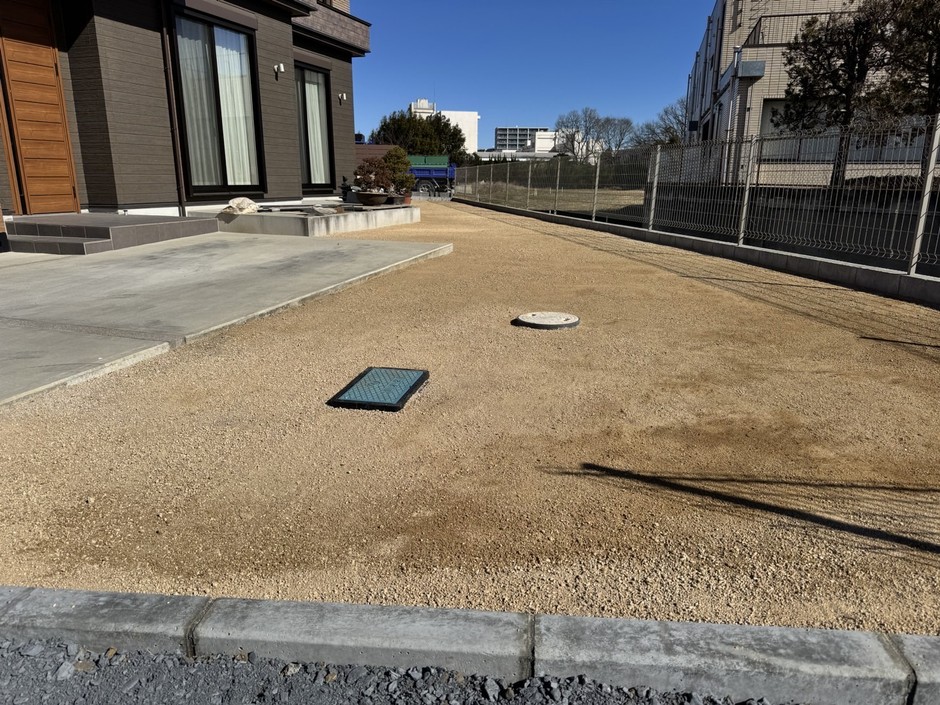 埼玉県朝霞市の施工事例｜建物正面のアプローチ土間コンクリートと砕石敷き、玄関前のタイル段