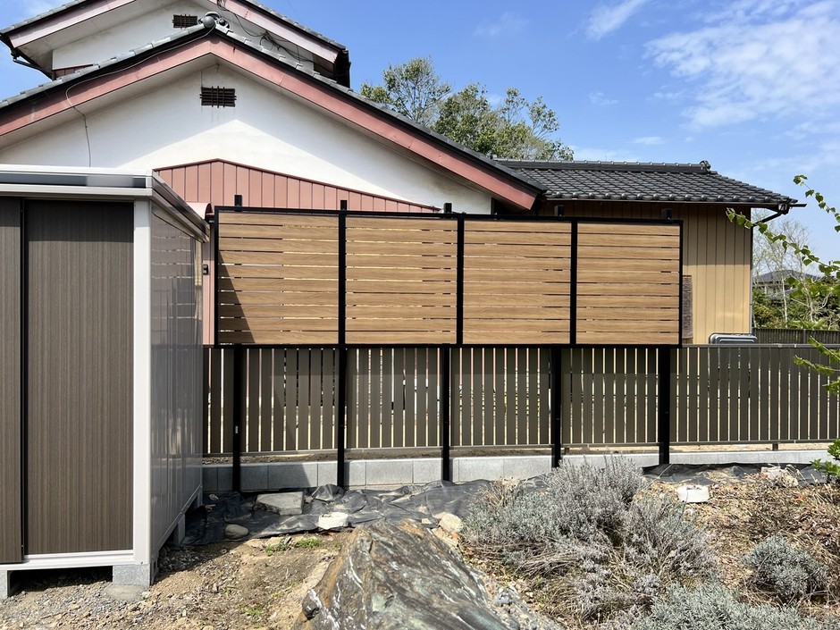 埼玉県朝霞市の施工事例｜乱形石と木調デッキに、もとからの景石が寄り添