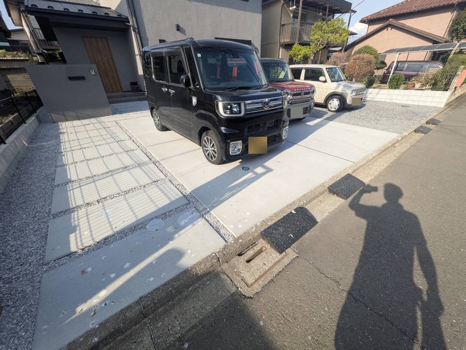 埼玉県富士見市の施工事例｜土間の目地が歩く道を描き、黒いフェンスが三辺