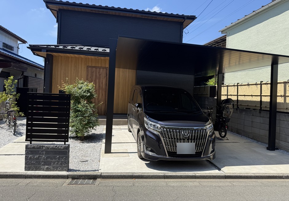 埼玉県富士見市の施工事例|黒の横スリットと膝丈の塀が整える、和モダンな