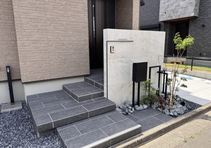 富士見市｜石目調タイルの門袖と浮かし階段が整える、直線基調のモダン外構