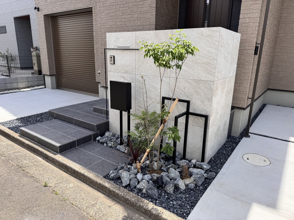 埼玉県富士見市の施工事例｜石目調タイルの門袖と浮かし階段が整える、直線