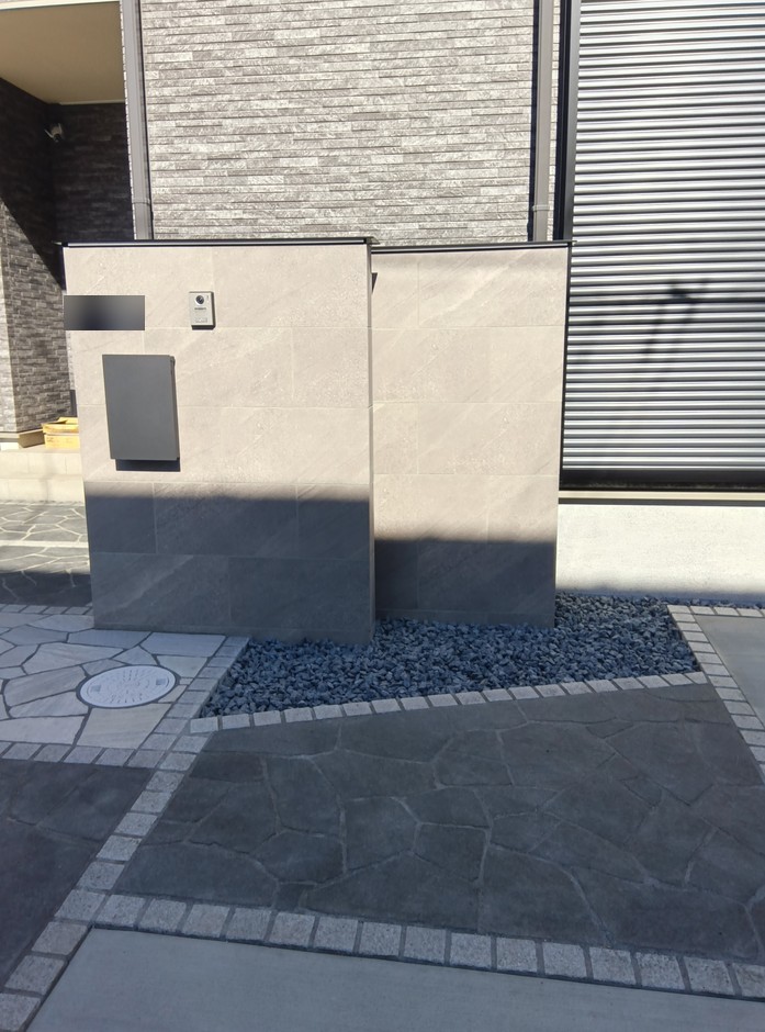 埼玉県富士見市の施工事例｜月と朝日を描く乱形石が映える、灯りを納めた門