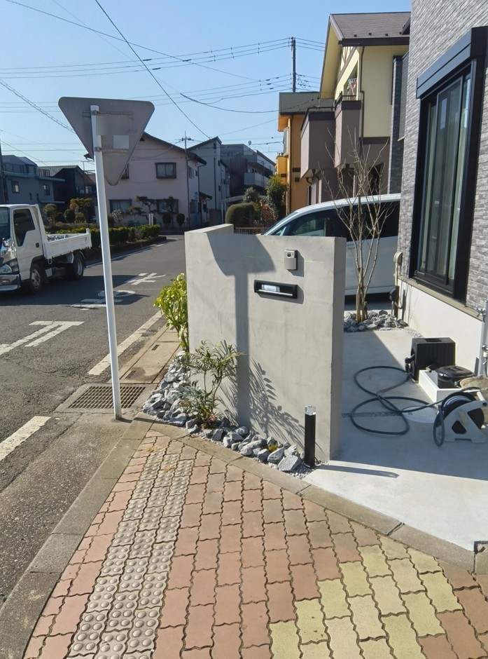 埼玉県富士見市の施工事例｜黒い枕木と塗り壁が整える、車3台の二世帯モダ
