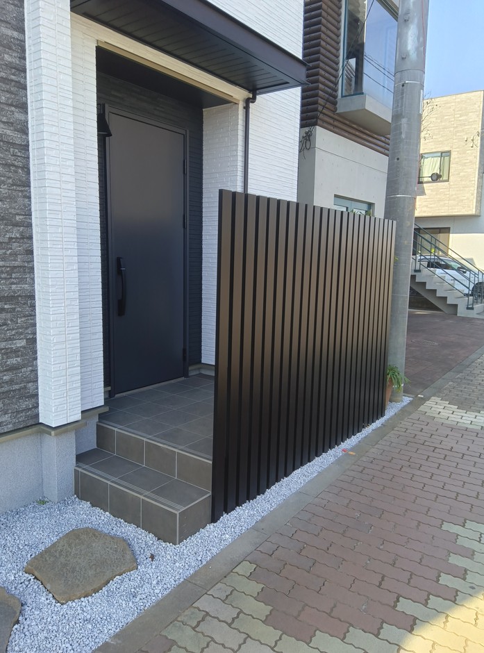 埼玉県富士見市の施工事例｜黒い枕木と塗り壁が整える、車3台の二世帯モダ