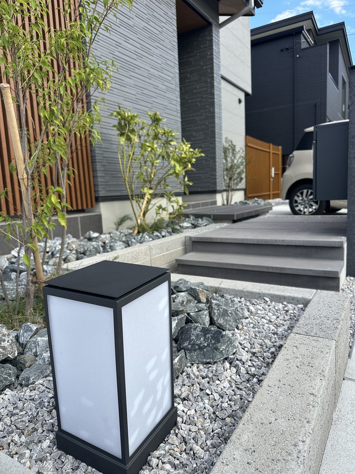 行灯型の照明と割栗石を敷いた植栽まわり