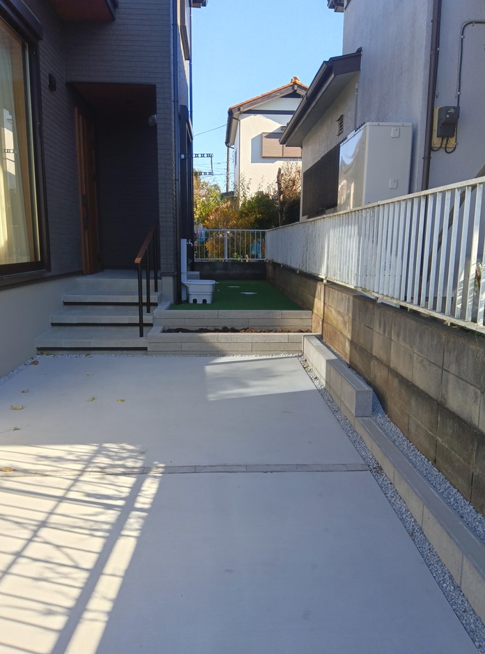 埼玉県富士見市の施工事例｜木目の手すりと足元の灯りが寄り添う、黒でまと