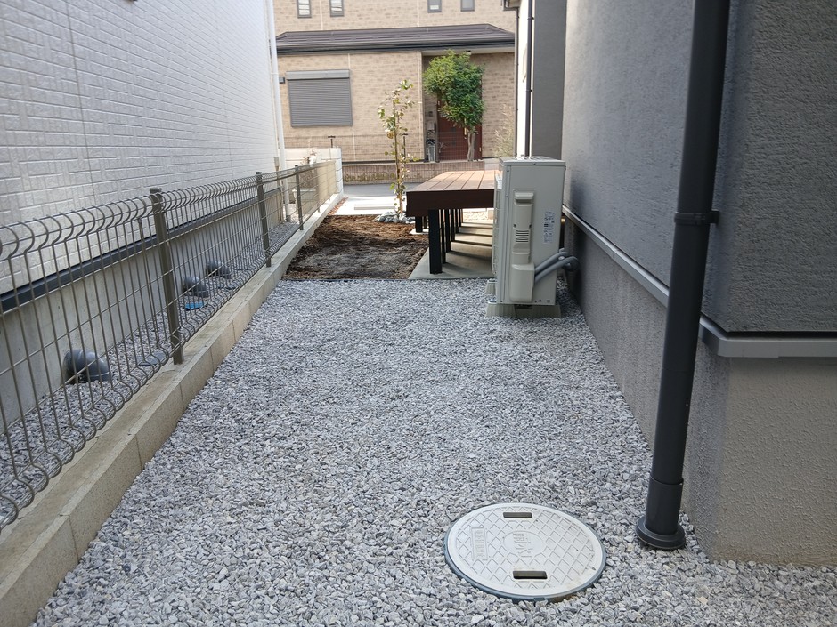 埼玉県富士見市の施工事例｜乱形石と灯りが玄関まわりを彩る、天然木デッキ