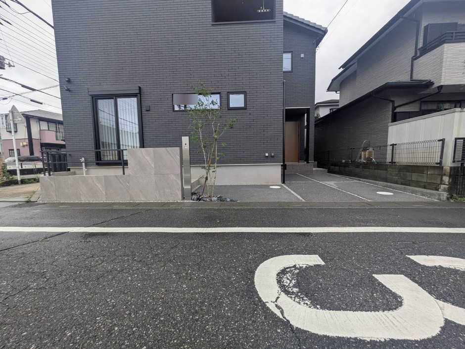 埼玉県富士見市の施工事例｜シルバーの石貼り壁と水平ラインが映える、ホテ