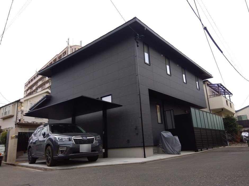 埼玉県富士見市の施工事例｜黒の縦格子と光のラインが映える、カーポートの