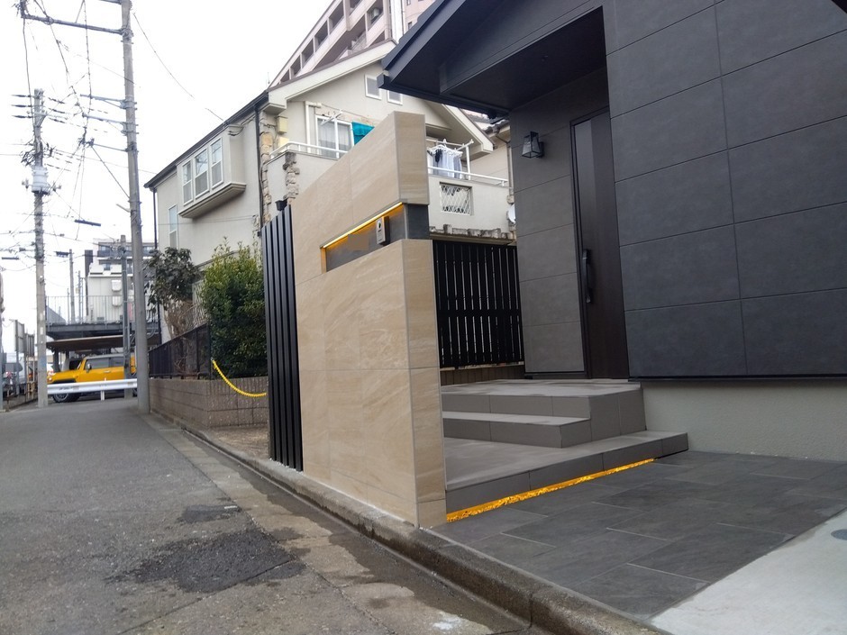 埼玉県富士見市の施工事例｜黒の縦格子と光のラインが映える、カーポートの