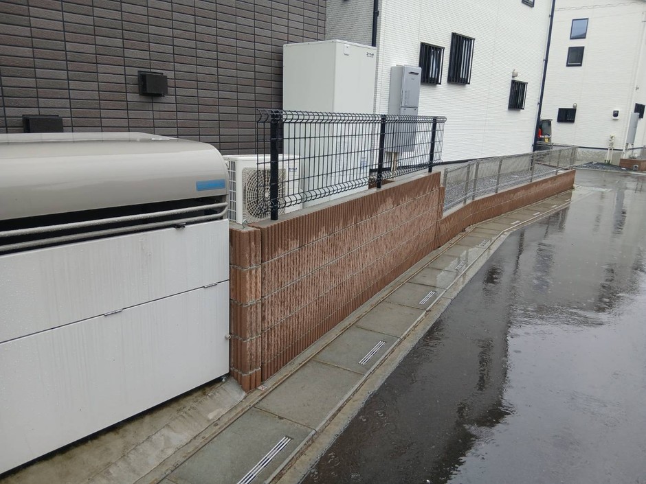 埼玉県富士見市の施工事例｜宅配ボックス付き門柱と石目調タイルテラスが映