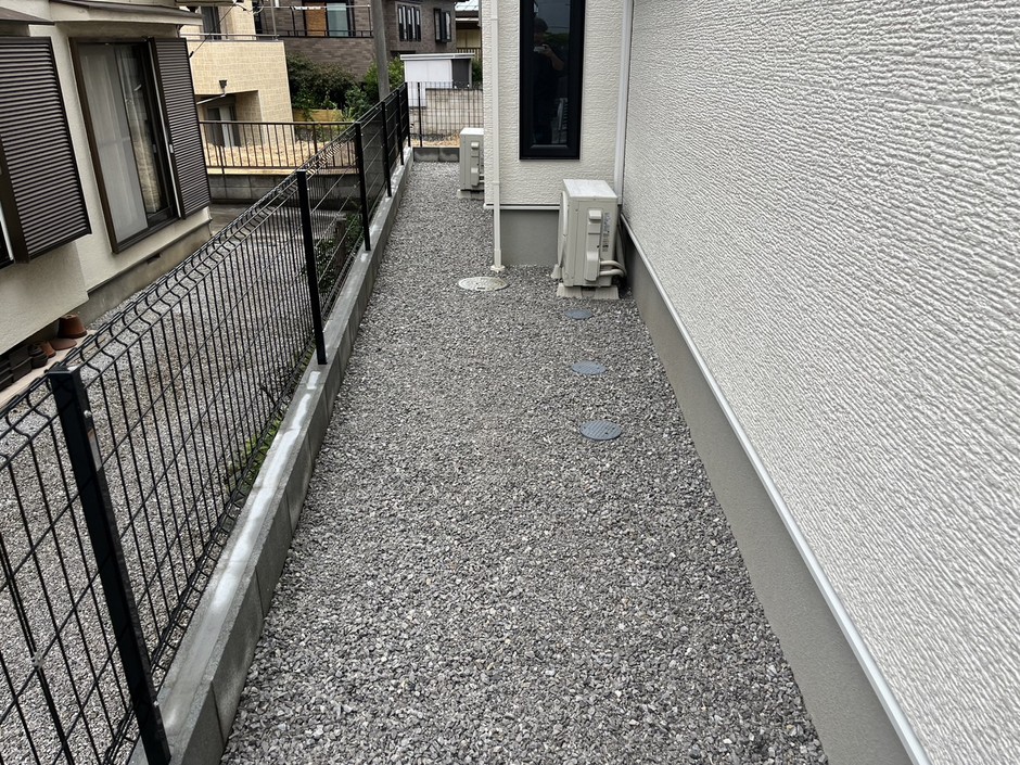 ふじみ野市の外構施工事例｜建物側面の防草シート＋砂利敷きスペース