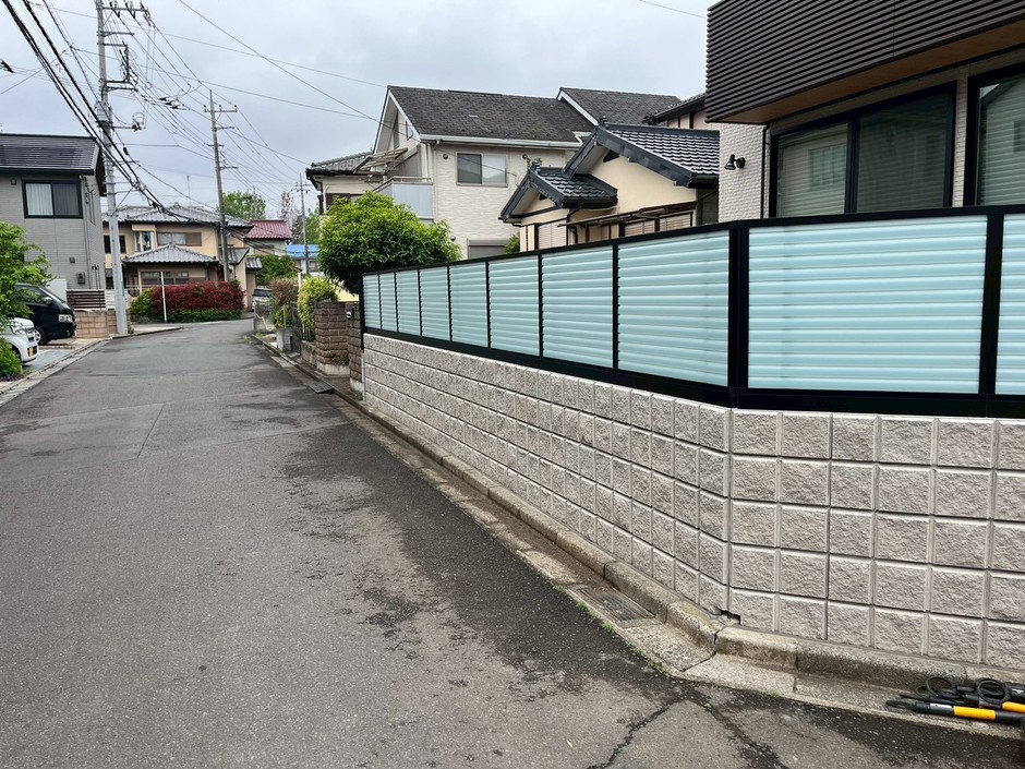ふじみ野市の外構施工事例｜道路沿いのフェンスを横から
