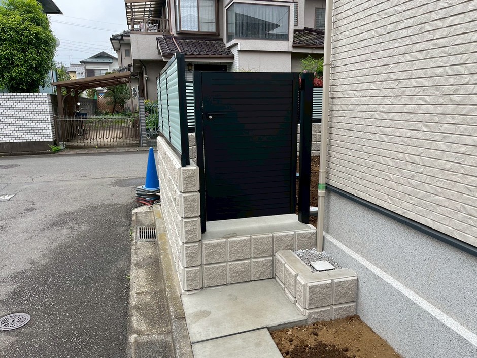 ふじみ野市の外構施工事例｜黒いアルミ開き門扉まわり