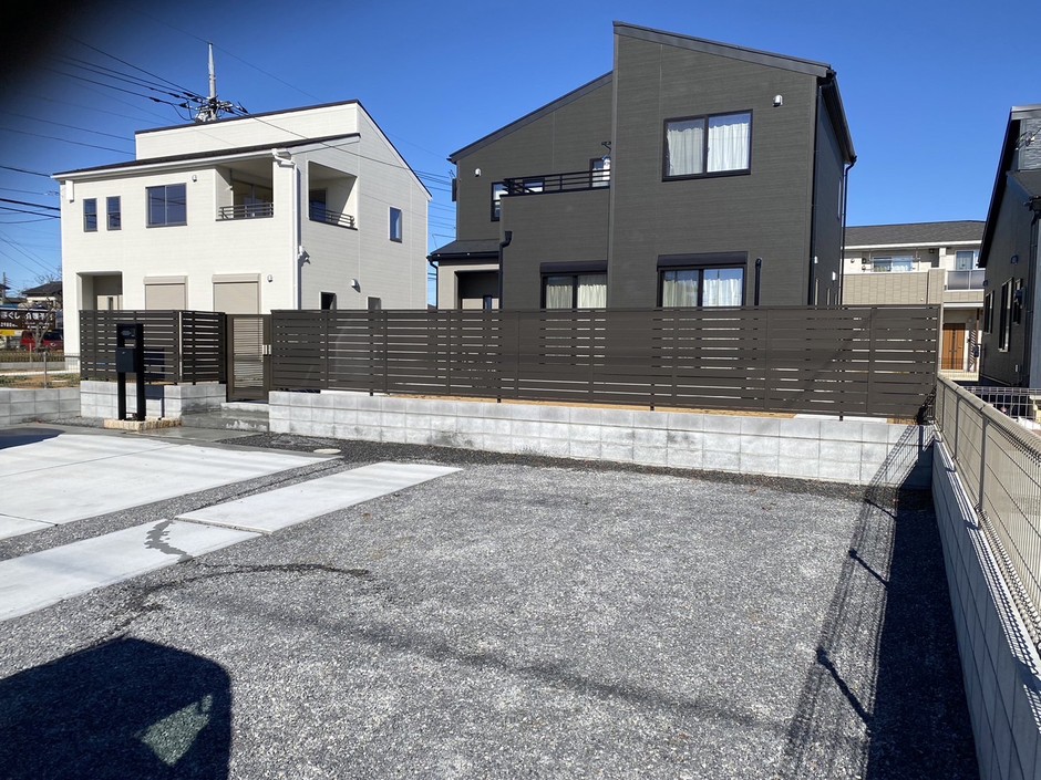 ふじみ野市の外構施工事例｜フェンスと化粧ブロックの連なりを別角度から