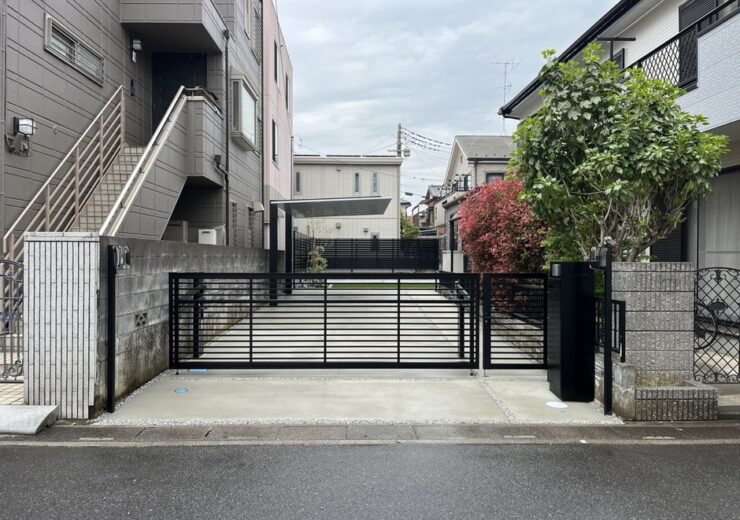 ふじみ野市｜電動跳ね上げ門扉とカーポートSCで旗竿地を守る、黒でそろえた新築外構