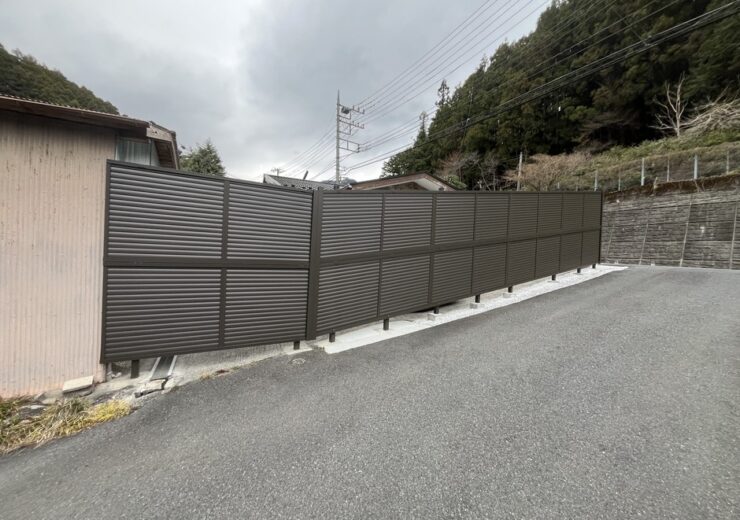 狭山市｜坂に沿ってフェンスを傾け、崖ぎわの庭を使える平場に変えた外構リフォーム