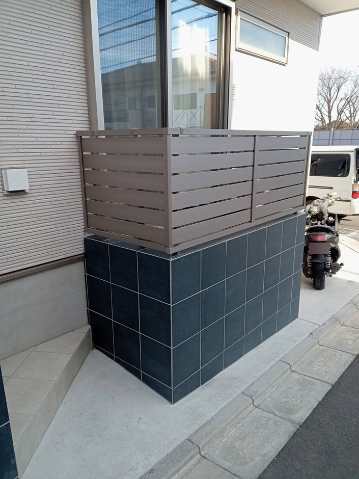 ふじみ野市の外構施工事例｜紺タイルを貼った腰壁のアップ