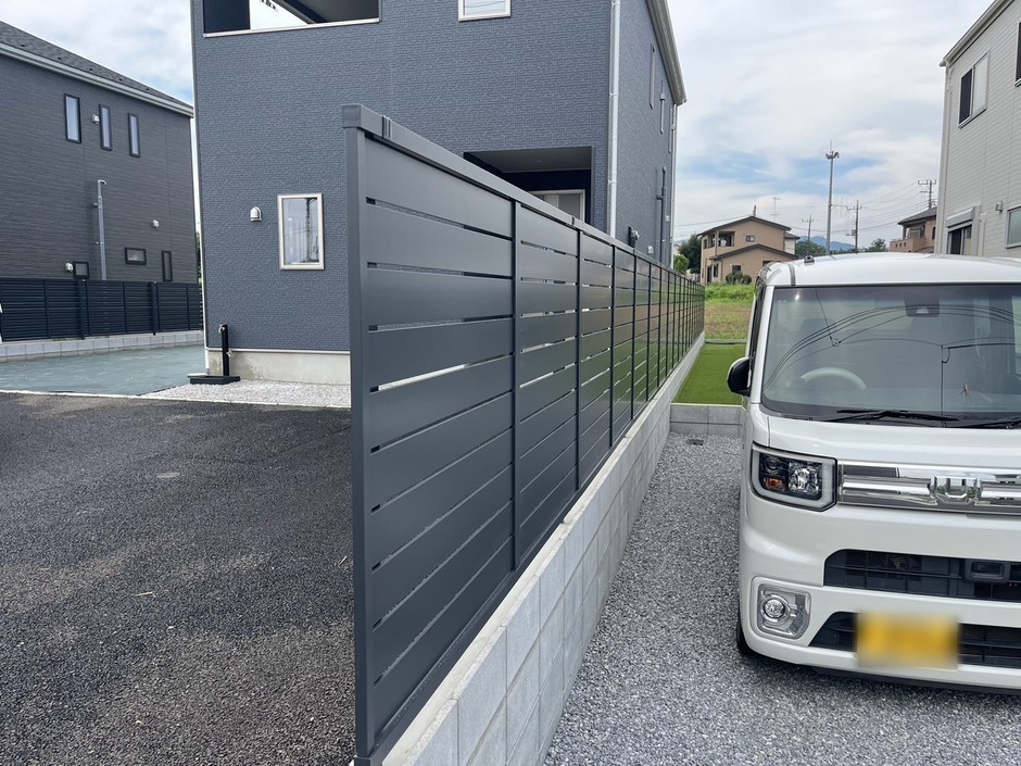 ふじみ野市の外構施工事例｜道路側からのフェンス全長と化粧ブロック