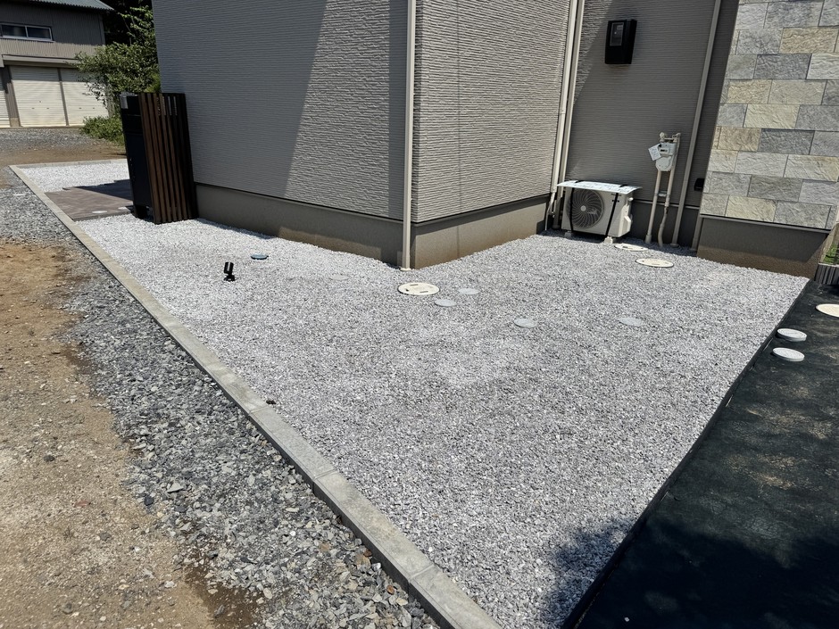 川越市の外構工事で建物廻りに敷いた防草シートと砕石