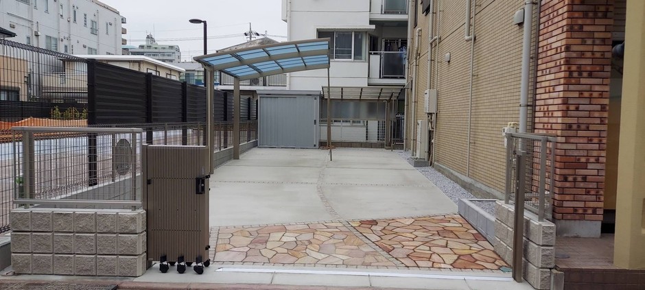 川越市で高低差のある敷地を平らに整えた2台分の駐車場と伸縮門扉
