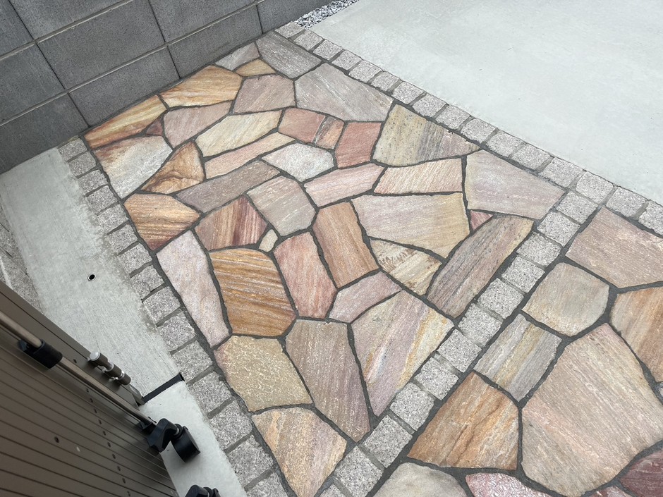 川越市の外構工事で使用した乱形石アルビノミックスピンクの質感