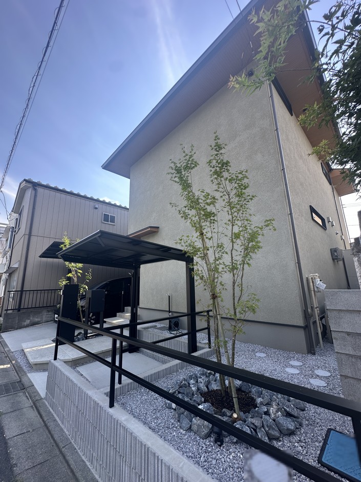 埼玉県川越市の施工事例｜サイクルポート側から見た全景。手すりとイロハモミジ